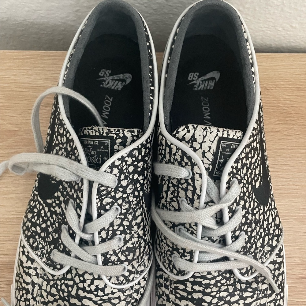Nike men’s Stefan janoski Black and White Textured Sneakers - Picture 3 of 7